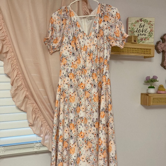 Loft Dresses & Skirts - Loft floral Midi dress . Size 8 . Short sleeve